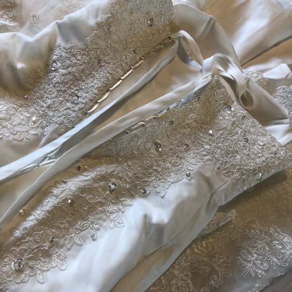 BRAND NEW NEVER WORN WEDDING DRESS - Picture 3 of 6